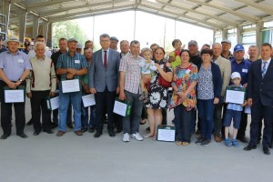 Pamiątkowe zdjęcie uczestnik&oacute;w Wystawy